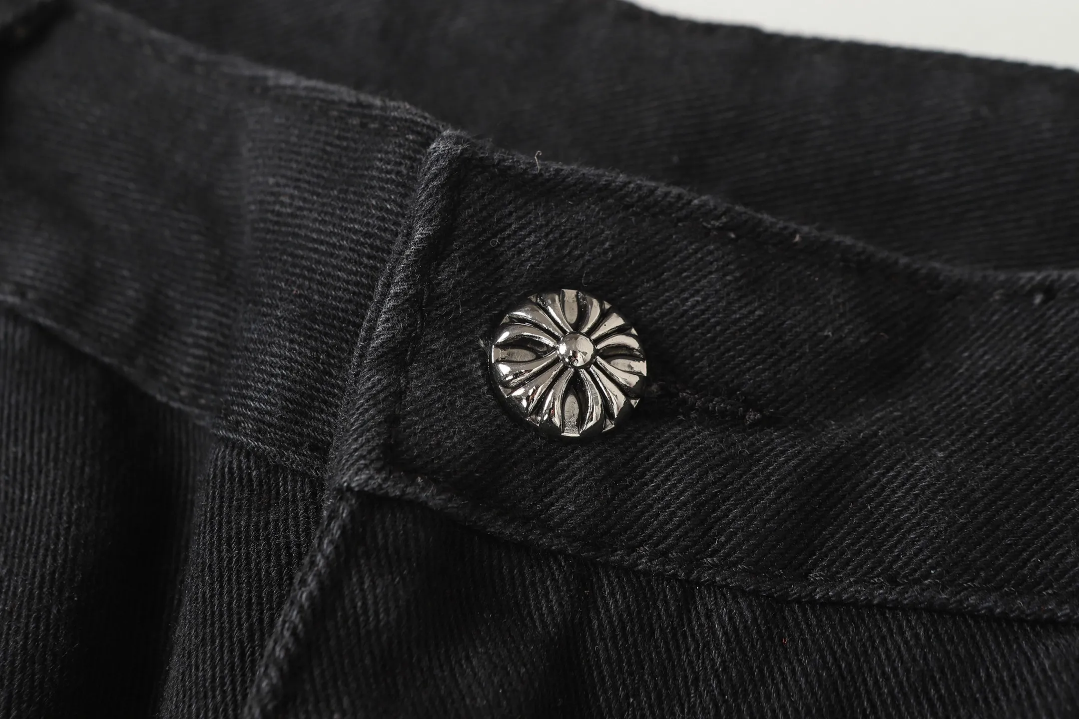 P260 Cross-border model, please do not place an order if you are pursuing quality - Chrome Hearts/Chrome Hearts Cross ✝️Pink embroidered washed jeans, trousers and casual pants - High weight, high density and high quality. The wool is soft, delicate and skin-friendly. It feels soft and silky. It has excellent warmth and skin-friendly properties - Custom-woven and dyed, no color difference. No matter the fabric or workmanship details, it beats the ordinary version on the market - Hardware zipper accessories are all customized, full of details -Colour: washed black -Size: 28 30 32 34 36